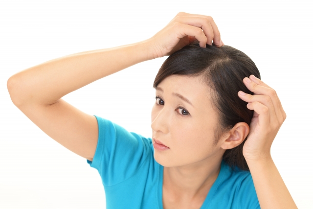 髪を気にする女性