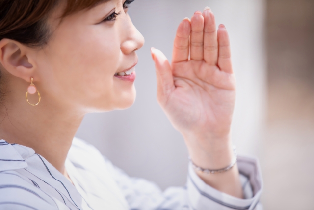 話す